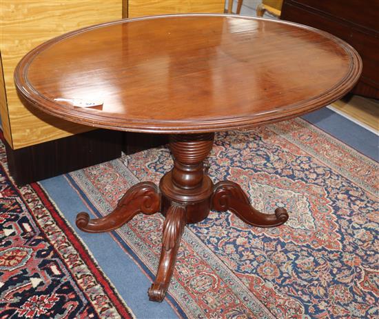 A 19th century oval mahogany centre table W.110cm